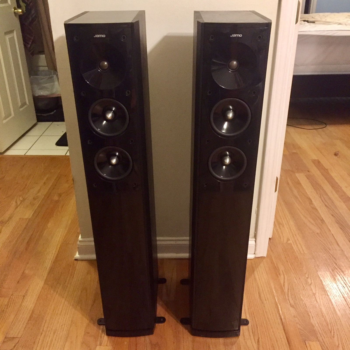 Torres,parlantes  Jamo S606